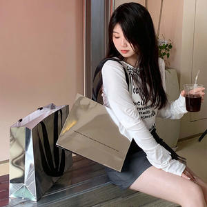 Bolsa de transporte de papel para ropa, bolsa de regalo de compras de lujo, bolsa de papel plateada con superficie de espejo impermeable para boda - Product Image 2