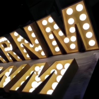 Benutzer definierte kreative Outdoor-LED Lumines zierende Internet-Promi-Beschriftung Große Boden leuchte Box Billboard Anpassbar IP54