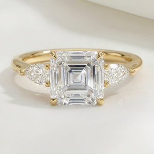 Anillo de tres piedras con diamante de corte Asscher de 3 quilates en oro amarillo con piedras laterales en forma de pera, joyería clásica de compromiso para mujer, diseño personalizado. - Product Image 1