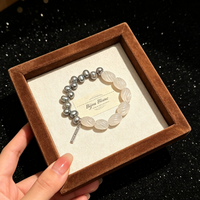 Bracelet minimaliste en jade torsadé gris nacré contrastant, perles givrées, bracelet extensible avec étiquette de marque gravée, bijoux de mode pour le bureau