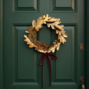 Corona de Hojas de Roble Doradas, Decoración Colgante de Pared, Adorno Navideño de Metal Hecho a Mano, Estilo Clásico con Cinta Roja - Product Image 2