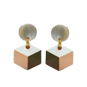 Boucles d'oreilles artisanales en corne de buffle polies à la main Minh Giang Craft, bijoux uniques d'inspiration écologique - Product Image 4