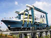 Nucrane Palan mobile haute performance pour bateaux, capacité de charge 800t, pneus durables, mouvement fluide, levage 0-1m/min, déplacement 0-25m/min