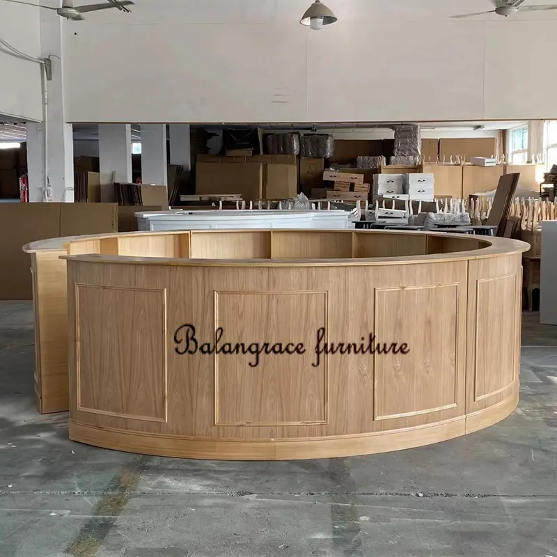 Il noleggio di mobili per eventi dal design moderno più venduto personalizza il bancone da cocktail bar rotondo in legno massello naturale per feste di matrimonio