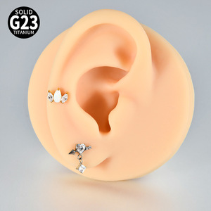 Pendientes de Titanio G23 con Diseño de <span class=keywords><strong>Flecha</strong></span> Atravesando un Corazón, con Zirconia Incrustada, Rosca Interna y Parte Trasera Plana para Perforaciones en Oreja, Labio y Nariz - Product Image 2