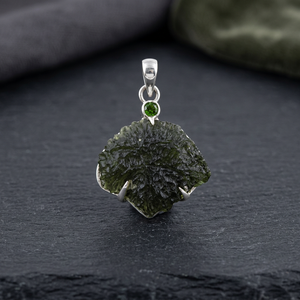 Pendentif en argent sterling avec Moldavite et Péridot, design pointe de cristal brut, bijou classique de haute qualité pour femme - Product Image 3