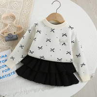 Ensemble pour petites filles : Pull en tricot doux jacquard à mini-nœuds et badges perlés, et mini-jupe en tricot à volants superposés