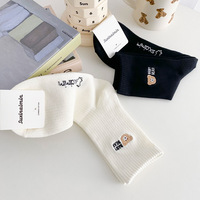Nouvelles chaussettes en coton blanc pour femmes, absorbant la transpiration, mi-mollet, tendance, avec motif petit ours mignon