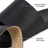 Sandales plates minimalistes à larges brides pour femmes, en PU mat, avec semelle épaisse en PVC cranté, logo personnalisé et emballage de marque OEM
