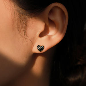 विंटेज क्लासिक ठीक गहने 14k सोने की प्लेटेड ब्लैक एनमेल दिल के आकार के स्टड इयररिंग्स - Product Image 4