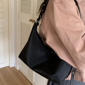 Bolso Bandolera de Nailon para Mujer, Diseño Exclusivo, Color Negro, Resistente al Agua, Cierre de Cremallera, Uso Diario, Verano 2023 - Product Image 3