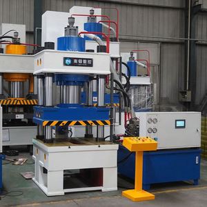 Presse hydraulique à quatre colonnes de 315 tonnes avec une rampe d'échappement et un vérin poussoir pour le forgeage à chaud des écrous - Product Image 3