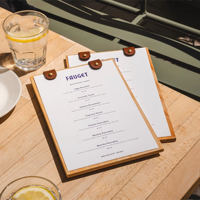 Tableau de menu en bois à encliqueter en cuir simple et rétro Logo café et bar gravé sur mesure Classeur de couverture de menus en bois