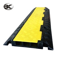 Protector de goma de tráfico de seguridad de tres canales con tope de velocidad de silicona de PVC para calzadas y suelos de carreteras Protector de goma de cable
