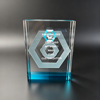 Plaque en cristal verticale Neelpure avec motif gravé au laser 3D et base bleu cyan – Récompense
