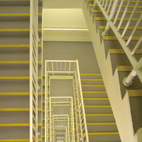 Escalier flottant autoportant PRIMA sans poteaux au sol, préservant un espace au sol non obstrué dans une maison minimaliste