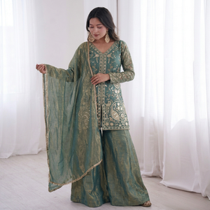 Ensemble Kurta et pantalon traditionnel indien pakistanais vert pour femme avec dupatta, coupe ample longue jusqu'au sol, tenue de mariage - Product Image 1