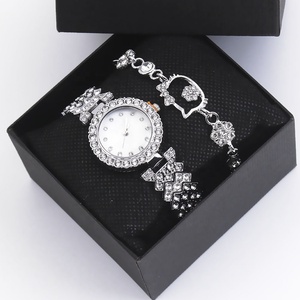 Set di Orologio e Bracciale di Lusso da Donna, Orologi <span class=keywords><strong>al</strong></span> Quarzo in Lega con Cristalli e Gioielli a Forma di <span class=keywords><strong>Gatto</strong></span> con Fiocco per Vendita all'Ingrosso B2B - Product Image 3