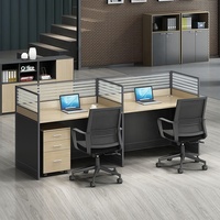 Bureau de travail moderne et élégant convertible pour le personnel, poste de travail en open space, bureau dans un immeuble de bureaux moderne, table de travail pour le personnel