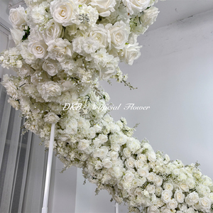 Fleurs artificielles en soie, y compris des roses blanches et des hortensias, disposées comme un décor de fond - Product Image 4