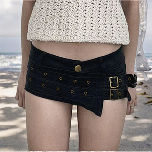 Shorts noirs à taille basse pour femmes, en tissu PU, taille élastique, mini-short décontracté avec boucle en métal - Product Image 2