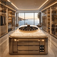 Dressing futuriste de luxe du Red Sea (Arabie Saoudite) avec finition en titane courbé et table îlot rotative pour bijoux