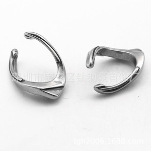 Pendientes geométricos de acero y titanio de Yunnique, diseño abierto para fiesta, accesorio de moda para hombres y mujeres - Product Image 2