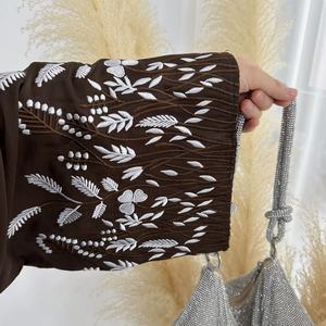 Elegante Vestido Maxi de Crepé Satinado con Bordado Floral, Abaya Cerrada con Cinturón, Vestido Musulmán Modesto para Mujer - Product Image 4