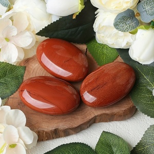 Pierre de méditation en quartz jaspe rouge, faite à la main, lisse et polie, pour massage - Product Image 2