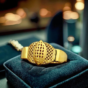 Bague de luxe en or pour femme, élégante et large, avec motif ajouré inspiré des feuilles, parfaite - Product Image 1