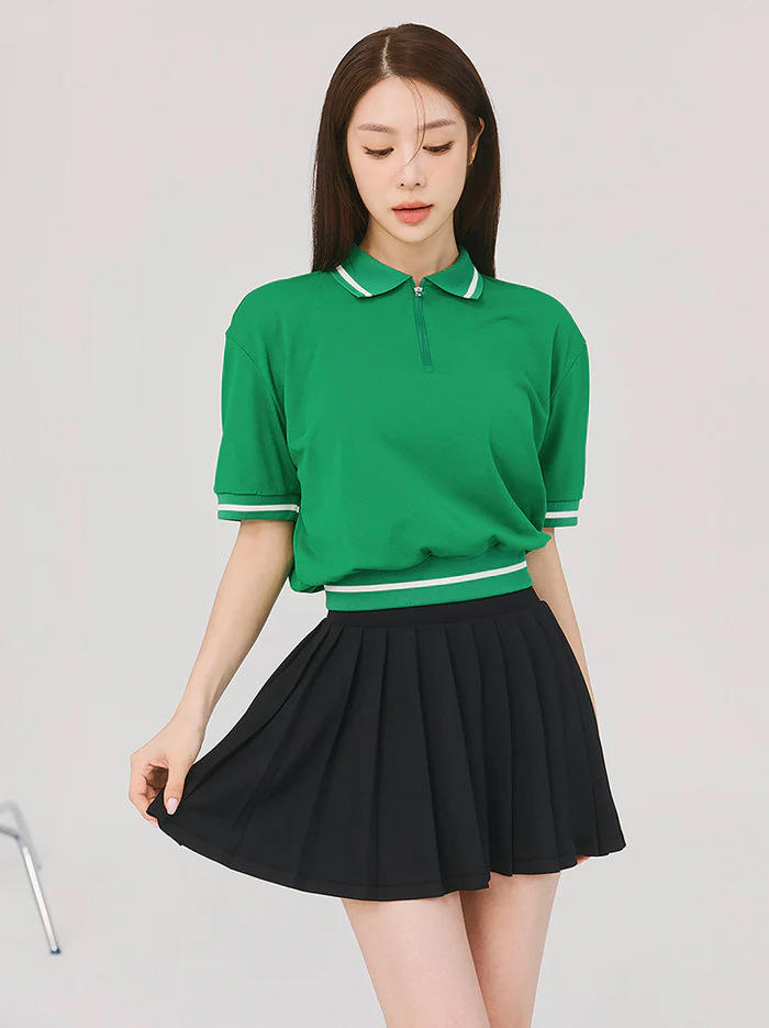 สีเขียวด้านบนและกระโปรงสีดำ