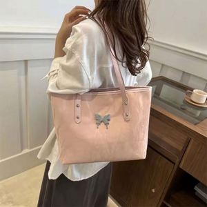 THK Nouveau Sac Fourre-tout Grande Capacité Tendance avec Bandoulière Papillon et Chaînes, Fermeture Éclair Unique, en Cuir PU de Haute Qualité pour Femme - Product Image 5