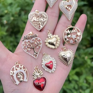 Ciondolo Trendy Placcato Oro 18K con Cuore Smaltato e Cristalli Scintillanti, Scritta in Rilievo, Regalo per la Festa della Mamma - Product Image 3
