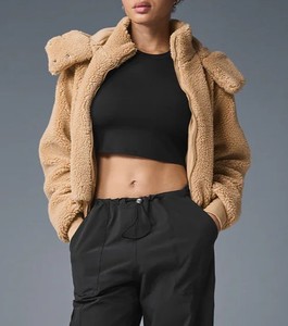 Chaqueta de invierno para mujer, cálida y cortavientos, con cremallera completa, capucha alta, forro polar Sherpa y lana de cordero, con logotipo personalizado, fabricada a medida - Product Image 4
