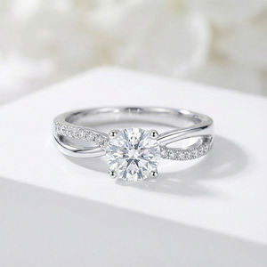 Anillo de Compromiso de Lujo con Diamante Cultivado en Laboratorio de 1.0ct, Corte Brillante, Banda Trenzada Cruzada, Oro de 14K, Certificado para Novias - Product Image 1