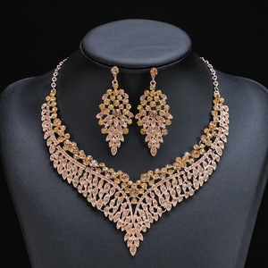 Conjunto de Collar y Pendientes de Aleación Estilo Retro con Cadena para Clavícula, Estilo Palacio, con Cristales y Gemas, Bañado en Oro, para Compromiso - Product Image 1