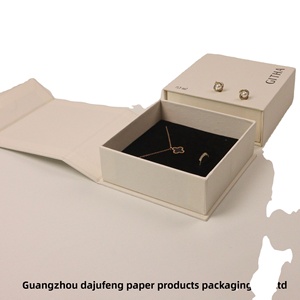 Disponibile Scatola per Gioielli Personalizzata in Carta con Chiusura Magnetica e Sacchetto - Product Image 5