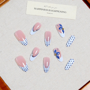 <span class=keywords><strong>Uñas</strong></span> postizas coreanas hechas a mano con base nude transparente, diseño de mariposa con puntos azules estilo francés y pequeñas cuentas, tipo stiletto. - Product Image 3