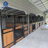 Portes d'écurie de style européen haut de gamme, façades en acier galvanisé thermolaqué avec remplissage en planches de bambou, sur mesure pour centre équestre