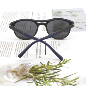 Venta al por mayor Unisex Azul PC Marco Gafas de <span class=keywords><strong>sol</strong></span> <span class=keywords><strong>con</strong></span> gris UV400 <span class=keywords><strong>Lentes</strong></span> polarizadas Imanes de moda Protección solar - Product Image 1