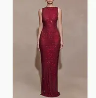 Robe sans manches ajustée en polyester avec encolure sans col et fente latérale pour femme de bureau, disponible en rouge et argent