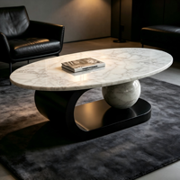 Table basse de luxe en marbre noir et blanc. Décoration de salon durable, minimaliste, moderne, sculpturale, en forme de sphère avec base incurvée.