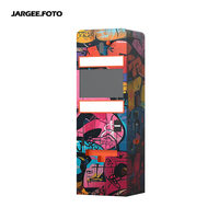 Cabina de Fotos Vertical Compacta Roja con Cámara para Eventos Pop, Activación de Marca Minorista, Impresión de Autoservicio, Resolución 2K/4K