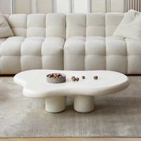 Table basse moderne couleur crème avec design en forme de nuage ondulé, structure en bois durable pour le mobilier de salon