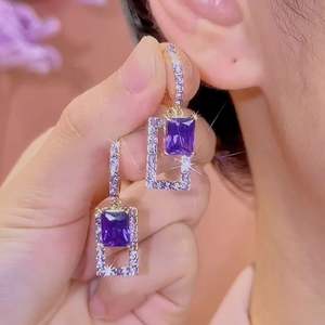 ต่างหูทรงหยดน้ำประดับเพชรคลาสสิกชุบทองบนโลหะผสมสังกะสีแบบกลวง คอลเลคชั่นแฟชั่นย้อนยุค ประกายระยิบระยับสวยงามสำหรับผู้หญิง - Product Image 1