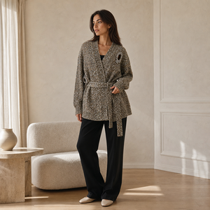 Luxuriöser grauer Damen-Strickcardigan – 3D handgefertigter Strass-<span class=keywords><strong>Pullover</strong></span> mit unregelmäßigen Ausschnitten aus Multi-Garn-Mischung, locker geschnitten, auf Lager - Product Image 2