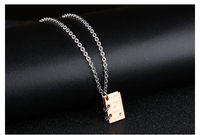 Un livre d'amour qui écrit notre amour Collier pendentif livre de lettres gravées en acier inoxydable pour couple