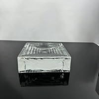 Bloc de verre décoratif de qualité supérieure à motif meander classique pour la décoration murale intérieure commerciale moderne en gros