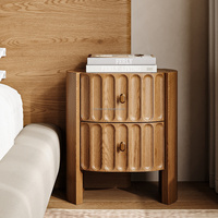 Table de chevet moderne FERLY avec tiroirs à rainures ovales et accents en laiton, meubles de chambre à coucher