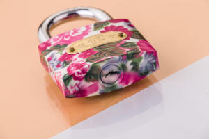 ओम लोगो एंटी-चोरी कुंजी 30 मिमी वर्ग आयरन पैडलॉक अनुकूलित रंग और फूल पैटर्न के साथ - Product Image 4